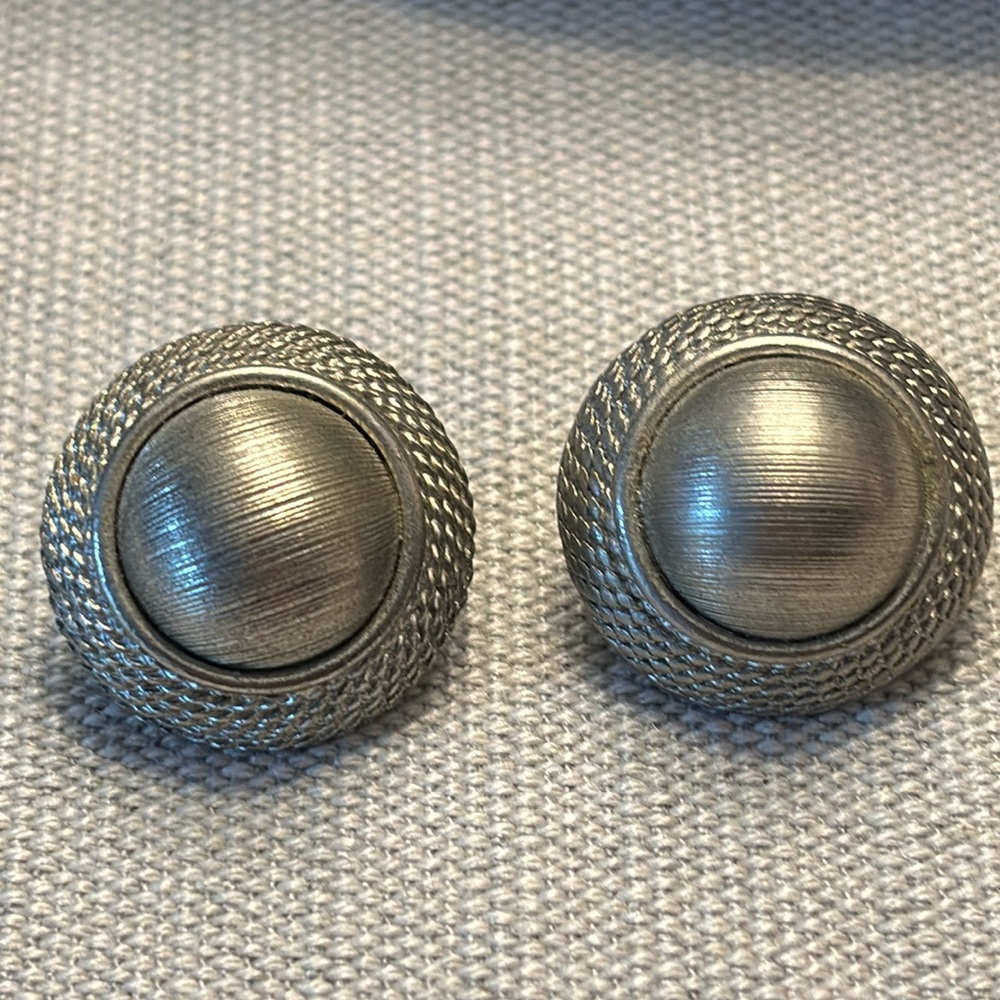 Vintage silver tone dome like clip on earrings!